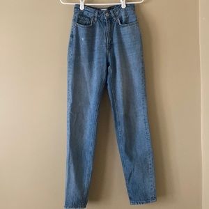 Urban Outfitters Medium Wash Highrise Mom Jeans - size 24 (0)